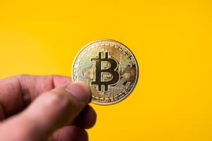 ロバート・キヨサキ氏、アメリカの「悲しい」状況の中でもビットコインに投資する