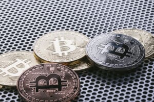 ビットコインの取引手数料が高騰、ネットワークは半減期に備える