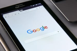 グーグル、仮想通貨広告規制を緩和してビットコインETFの可能性に備える