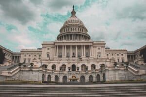 カマラ・ハリス氏の副大統領候補に反仮想通貨のゲイリー・ピーターズ氏が浮上