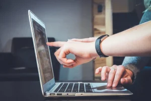 「ビットコイン」検索数が年間最低を記録、一方で「ミームコイン」が急上昇