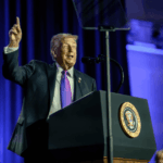 トランプ氏、異例の格闘技イベントが仮想通貨の宣伝場に｜利益相反の指摘も浮上